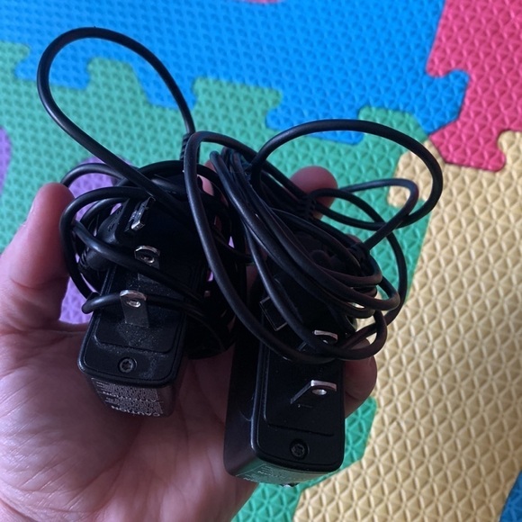 Bundle of 2 LG travel adapters, model STA -P52W input 100 to 240 V - Picture 4 of 6